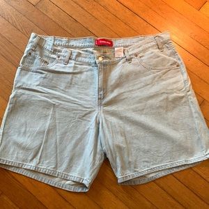 Levi’s women’s plus size 22 light weight denim shorts 7” inseam super soft